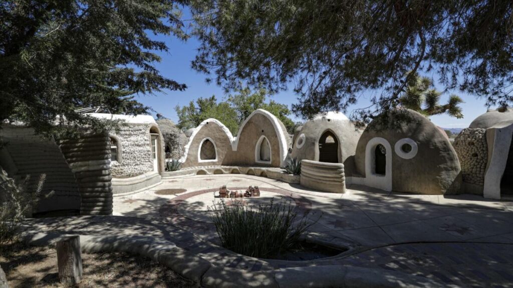 عمارة نادر خليلـي لا تقدم حلولاً جاهزة فقط…
بل تقدم طريقًا مختلفًا للتفكير.