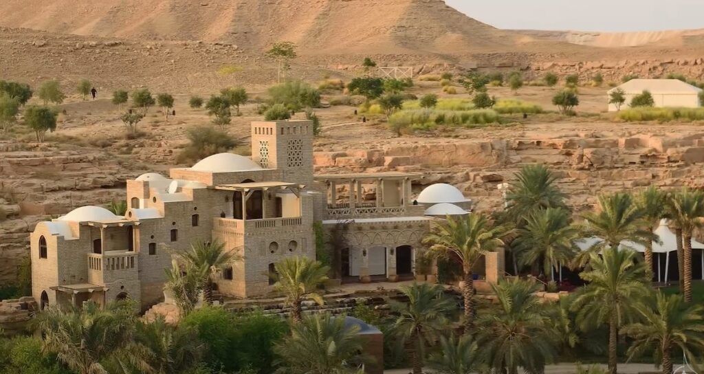 سكن مزرعة القرينة منسجم مع الطبيعة من حوله.