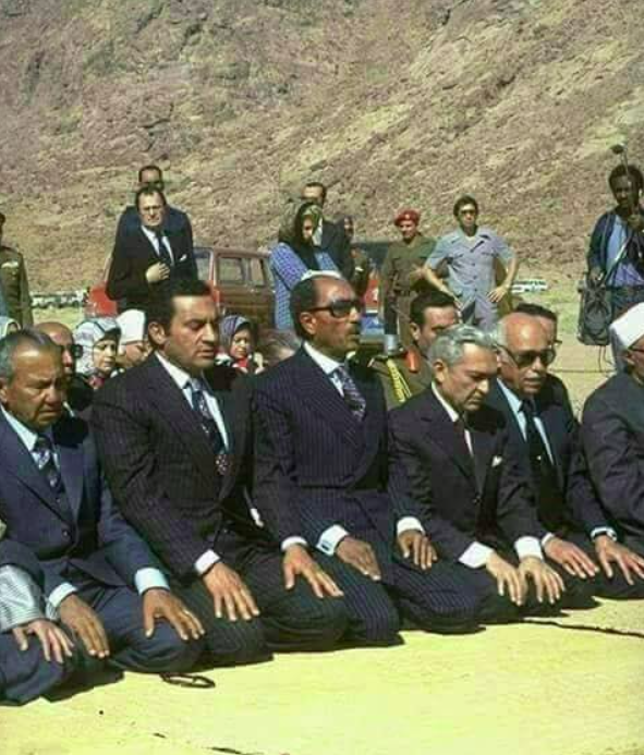 شغل عثمان احمد عثمان عدة مناصب رسمية عليا
